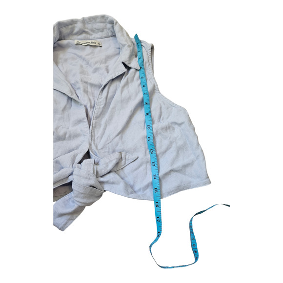 Abercrombie & Fitch Small Light Blue Sleeveless Cropped Tie Front Shirt - Picture 6 of 6
